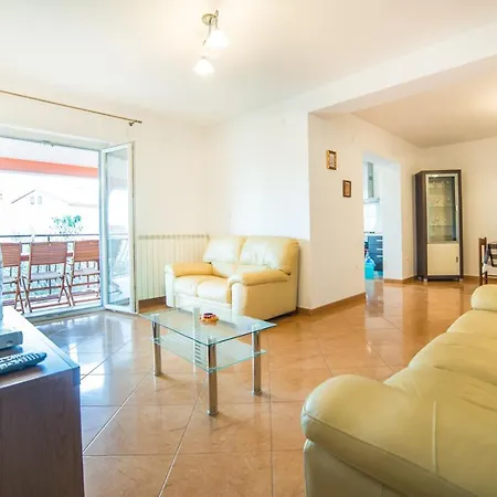 Leone 270 Apartman *
